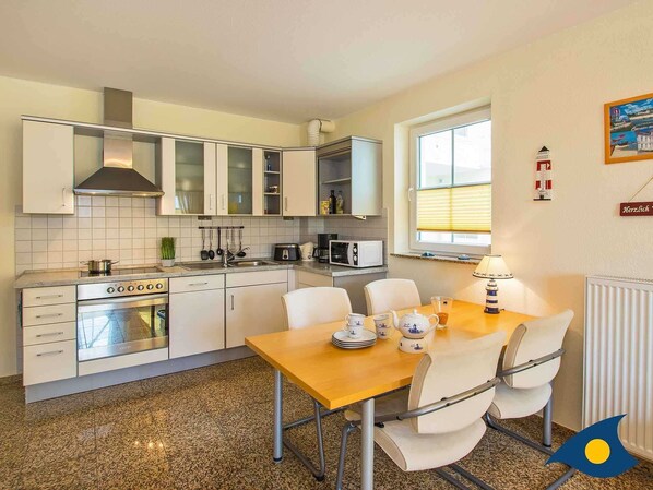 Kühlschrank, Mikrowelle, Ofen, Geschirrspüler