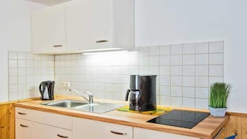 Kühlschrank, Wasserkocher mit Kaffee-/Teezubehör, Wasserkocher, Toaster
