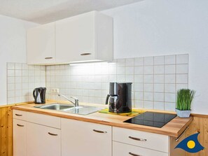 Kühlschrank, Wasserkocher mit Kaffee-/Teezubehör, Wasserkocher, Toaster