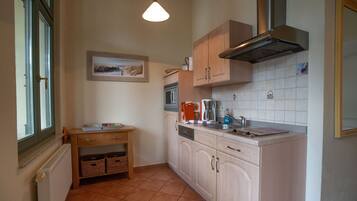 Een koelkast, een microgolfoven, een vaatwasser