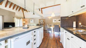 KylskÄp, spishÀll, diskmaskin och kaffe- och tebryggare