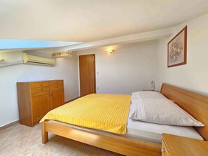 4 bedrooms, WiFi - Holiday apartment near the beach (Novi Vinodolski)