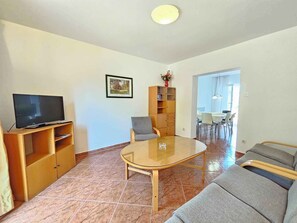 TV - Holiday apartment near the beach (Novi Vinodolski)
