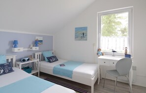 2 Schlafzimmer, Reisekinderbett