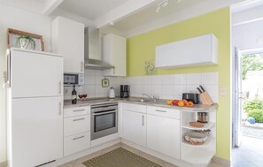 Kühlschrank, Mikrowelle, Herdplatte, Geschirrspüler
