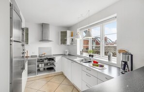 Fridge, stovetop, dishwasher, coffee/tea maker - Awesome home in Rømø with sauna (Rømø)