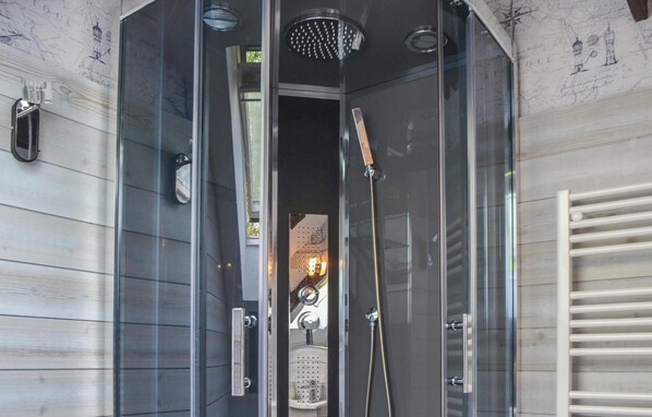 Combined shower/tub