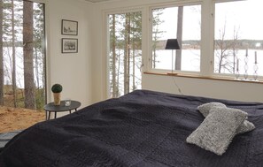 4 bedrooms, travel crib, free WiFi