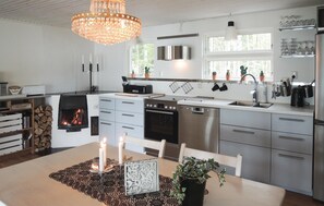 Kylskåp, mikrovågsugn, spishäll och diskmaskin