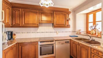 Een koelkast, een kookplaat, een vaatwasser