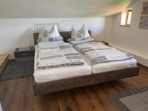 2 bedrooms, travel cot, bed sheets - Breitenstein - Apartment Bergzeit - Zollner Priska (Fischbachau)