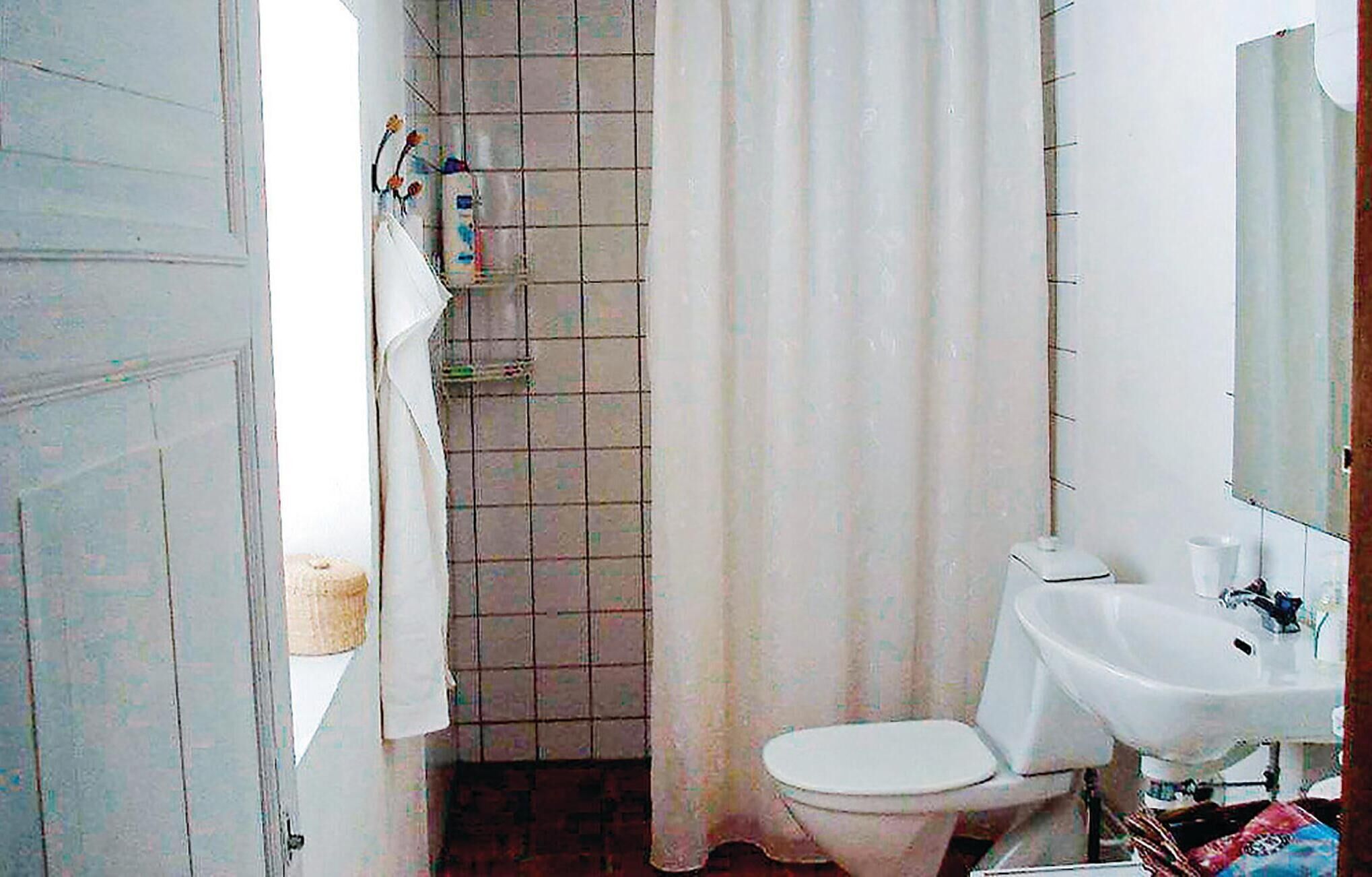 Un bany amb vàter, rentapel i zona de dutxa.