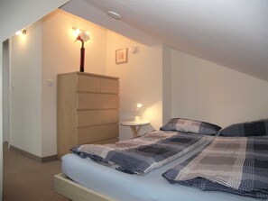 2 bedrooms, travel cot, WiFi, bed sheets
