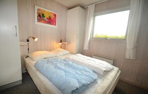5 bedrooms, travel crib