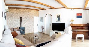 Fernseher, Kamin, Videospiele, DVD-Player