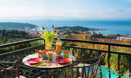 Holiday home with pool and sea view
