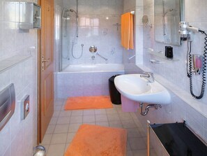Douche, séchoir à cheveux, serviettes fournies