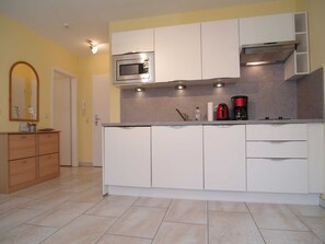 Microwave, dishwasher, coffee/tea maker, electric kettle