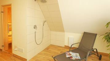 Dusche, Haartrockner, Seife, Toilettenpapier