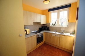 Kühlschrank, Mikrowelle, Ofen, Geschirrspüler