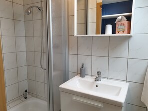 Douche, sèche-cheveux, serviettes fournies