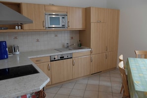Kühlschrank, Mikrowelle, Ofen, Geschirrspüler