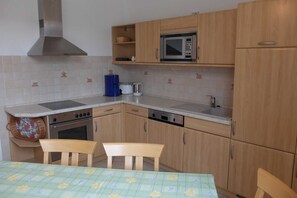 Kühlschrank, Mikrowelle, Ofen, Geschirrspüler