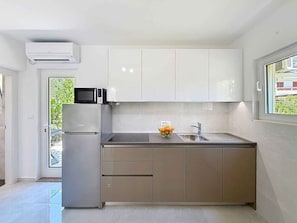 Coffee/tea maker, fridge, microwave, stovetop
