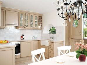 Een koelkast, een oven, een vaatwasser, een koffiezetapparaat/waterkoker