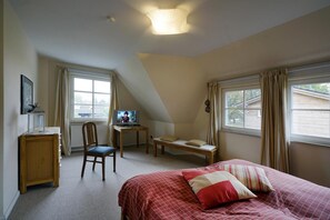 A bedroom with a bed, a desk, a chair, and a television. - Hagens Hus - Hagens Hus (Prerow)
