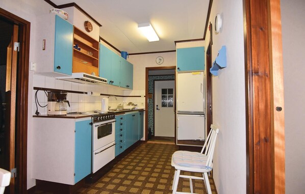Frigorífico, microondas, placa de cocina y cafetera o tetera