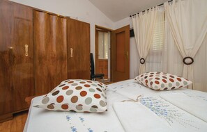 1 bedroom, bed sheets