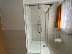 Shower, towels - FW Muschel - House Seewind Warnemünde - Object 25830 (Rostock)