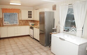 Kühlschrank, Mikrowelle, Herdplatte, Geschirrspüler