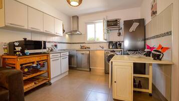 Frigorífico, placa de cocina, lavavajillas y cafetera o tetera