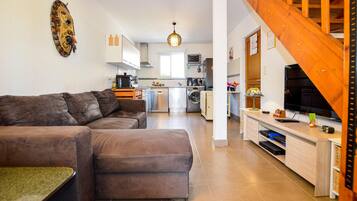 Una televisión, un reproductor de DVD, un futbolín