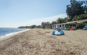 Playa en los alrededores y pesca 