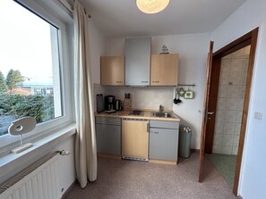 KĂŒhlschrank, Wasserkocher mit Kaffee-/Teezubehör, Wasserkocher, Toaster