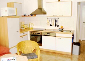 Fridge, oven, dishwasher, coffee/tea maker