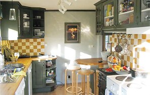 Refrigerador, parrilla de estufa y cafetera y tetera 