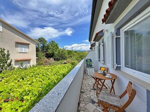 Outdoor dining - Holiday apartment with air conditioning and barbecue (Šilo)