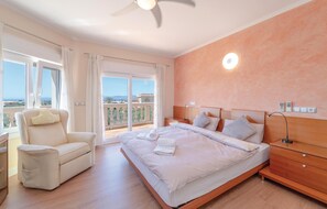 5 bedrooms, free WiFi, bed sheets - Nice home in Sa Torre (Sa Torre)