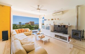 Een televisie en een stereo