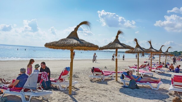 A beach with sun loungers and thatched umbrellas. - Awesome home in Puerto de Alcudia (Puerto de Alcudia)