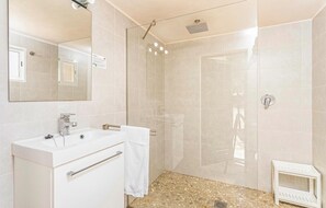 Shower - Awesome home in Puerto de Alcudia (Puerto de Alcudia)