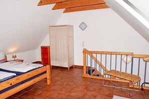 1 Schlafzimmer, Reisekinderbett, Bettwäsche