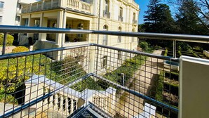 A multi-story building with balconies, a staircase, and a garden area. - Residence Bleichröder, App. 27 - Residence Bleichröder Villa Rosengarten (Heringsdorf)