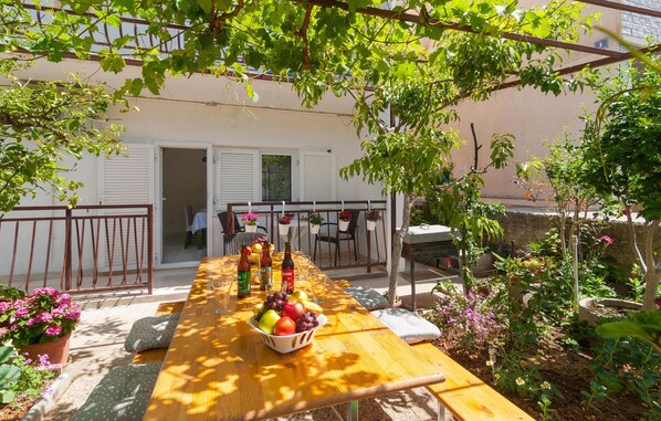 Outdoor dining - Awesome apartment in Dugi Rat with WiFi (Dugi Rat)