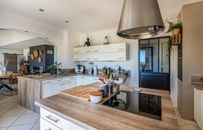 Fridge, microwave, stovetop, dishwasher - Luxurious home in La Londe les Maures (La Londe les Maures)