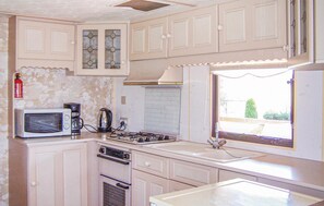 Refrigerador, parrilla de estufa y cafetera y tetera 